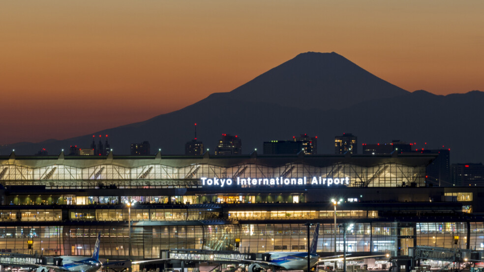 Aeropuerto de Tokio Haneda por la noche